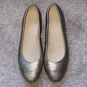 Size 9.5 Gold Women’s Flats